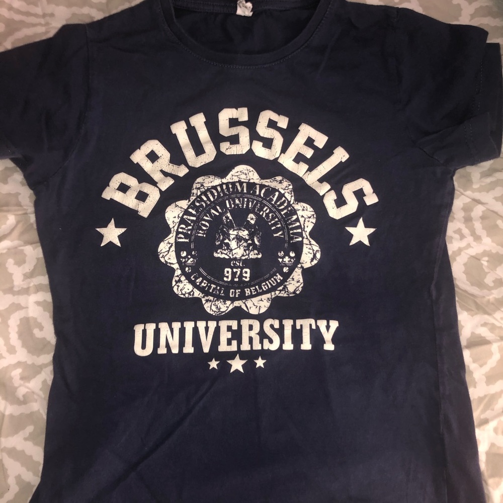 A tee shirt